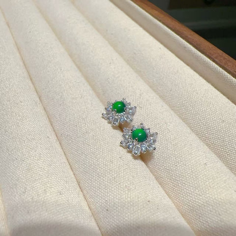 Anting Kepingan Salju Jadeite Alami yang terbuat dari perak 925 Ukuran sekitar 4mm Ukuran keseluruhan 8.2mm & nbsp; Gaya yang indah sudah termasuk pajak pengiriman.