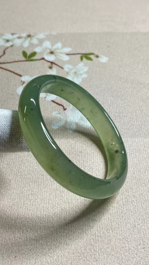 Gelang Tinta Hijau Es Giok Cui Giok Alami Ukuran 51-53mm Ukuran 52.8mm Lebar Sisi 11.7mm Giok semuanya terjadi secara alami Pola adalah acak Termasuk Pajak Pengiriman