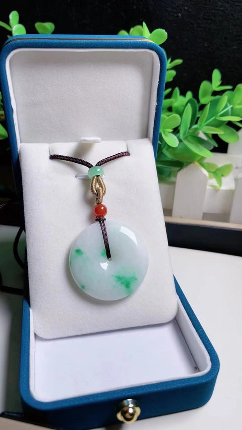 Liontin Perdamaian Jadeite Alami Batu Giok Pit Tua bersih, halus dan hangat Warna Hijau Pedas Ukuran 3.4 Sudah termasuk pajak pengiriman.