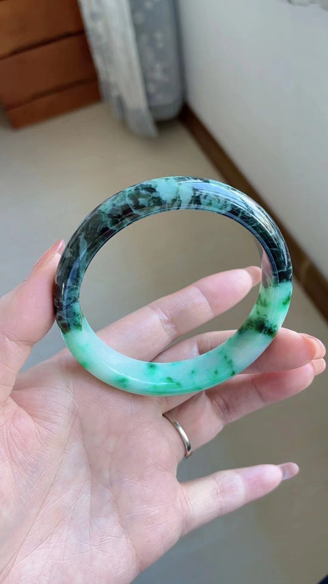 Gelang Batu Giok Alami Bahan Batu Giok Tua Bagian bawahnya halus dan hangat, dengan kepala penuh air Ukuran 58mm Batu giok ini memiliki pola yang muncul secara alami dan acak Termasuk ongkos kirim dan pajak