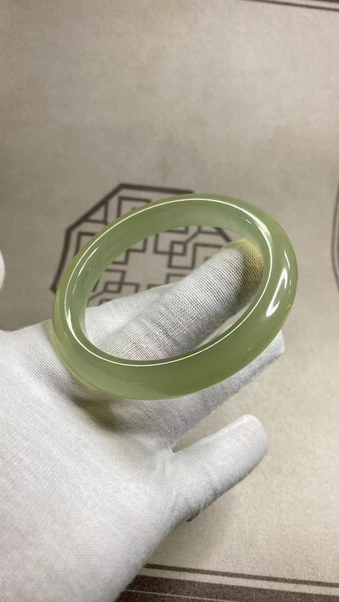 Gelang Giok Cui Halus Ukuran 60-62mm Ukuran 61mm Lebar 11.8mm Giok terjadi secara alami Pola acak Termasuk pajak pengiriman.