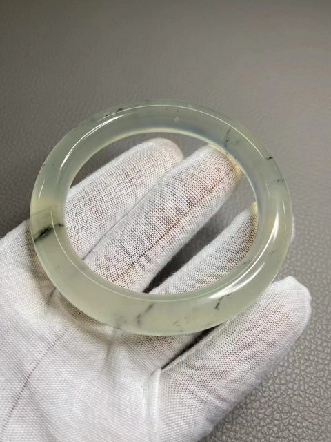 Gelang Tinta Giok Cui Alami di Atas Es Ukuran 57-59mm Ukuran 58mm Lebar Sisi 11.2mm Batu giok terbentuk secara alami Pola acak Pengiriman dan pajak sudah termasuk.