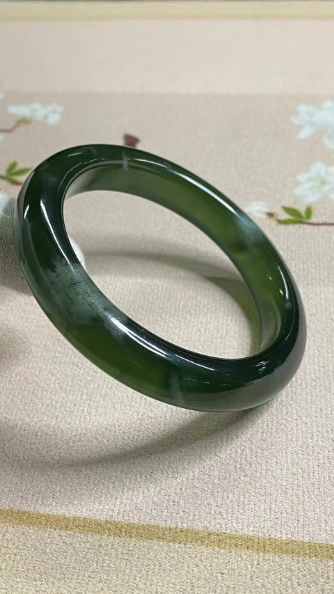 Gelang Bahan Fine Jade 180 Ukuran Gelang 56.7mm Lebar 11.7mm Giok terbentuk secara alami Pola acak Sudah termasuk pajak pengiriman.