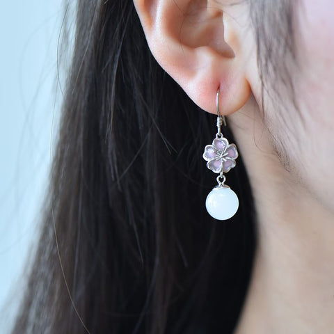 Anting perak sterling 7563A#925 bertahtakan bunga sakura giok Hetian. Desainnya sederhana, elegan, dan unik. Ukuran giok: 10*10 cm. Biaya kirim dan pajak sudah termasuk.