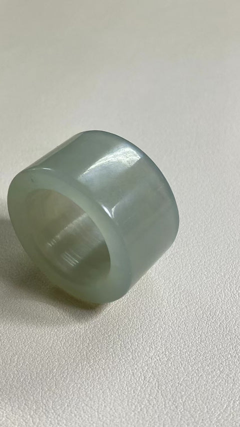 Harga Khusus Jari Pemicu Es Batu Giok Cui Giok Abu-Abu Ukuran 23mm Tinggi 19.3mm Kualitas batu giok halus dan hangat Gaya sederhana dan elegan Sudah termasuk ongkos kirim dan pajak.