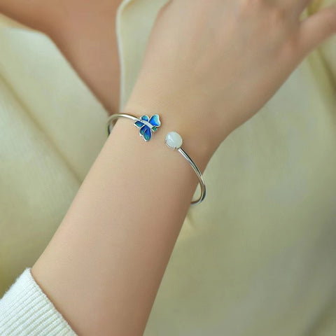 5854 Gelang Enamel Kupu-kupu Giok Hetian Jade Alami yang terbuat dari perak 925. Batu gioknya bersih, halus dan hangat, serta gayanya yang indah.