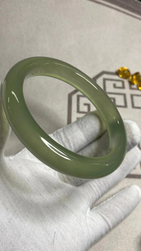 Gelang Hijau Es Batu Giok Cui Alami Ukuran 63-65mm Ukuran 64.6mm Lebar Sisi 11.9mm Batu giok terjadi secara alami Pola acak termasuk pajak pengiriman