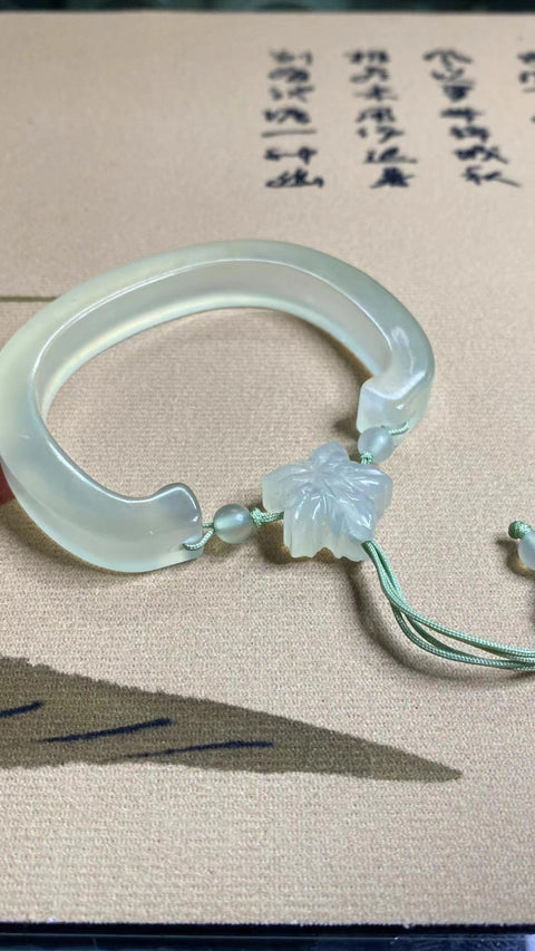 Gelang batu giok halus, 60-62mm, lebar 11mm, batu giok ini terbentuk secara alami dan polanya acak, sudah termasuk ongkos kirim dan pajak.