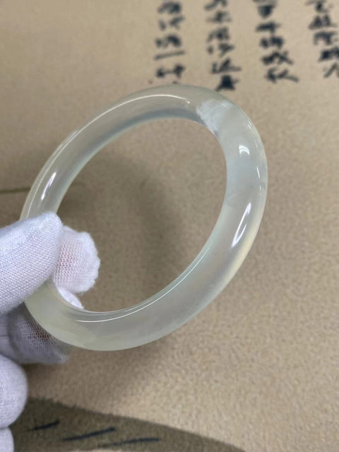 Gelang Badai Salju Kaca Giok Cui Jade Alami Ukuran 55-57mm Ukuran 56.5mm Lebar Sisi 9.2mm Giok terjadi secara alami Pola pengiriman acak Pajak pengiriman sudah termasuk.