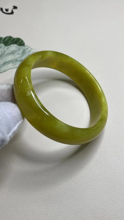 Penawaran Khusus Gelang Kuning Minyak Ayam Giok Cui Giok Alami Ukuran 58-60mm Ukuran 59.5mm Lebar Sisi 16.5mm Giok ini terbentuk secara alami dan polanya acak Sudah termasuk ongkos kirim dan pajak.