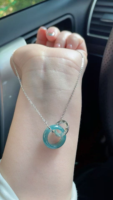 Kalung giok biru selangka cincin  berkualitas tinggi, tampilannya anggun dan memesona—Dipadukan dengan perak 925; ukuran: 1,7.
