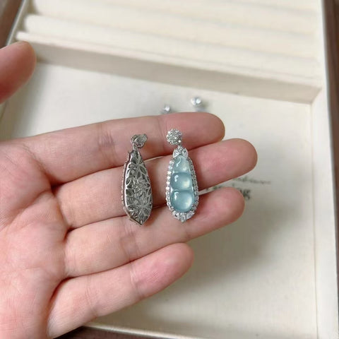 Kalung Kacang Air Biru Giok Alami yang terbuat dari perak 925, gioknya bersih, halus dan hangat, serta gayanya yang indah.
