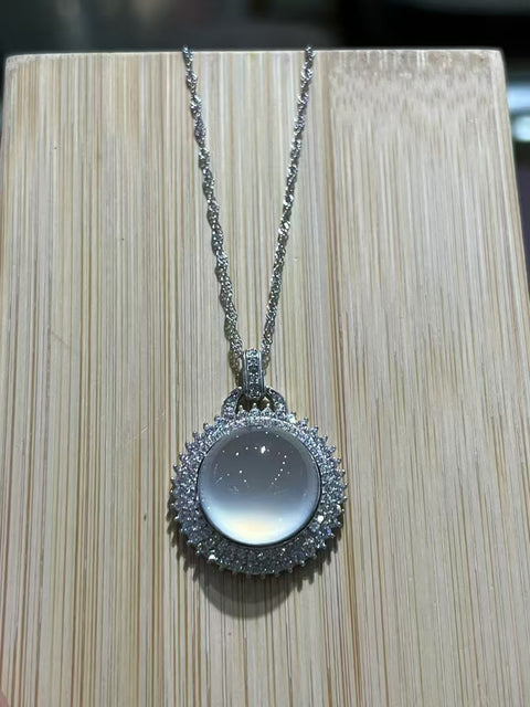 Kalung Es Giok Cui Giok Alami Ukuran 14mm 925 Tatahan Perak Giok yang bersih, halus, hangat dan bergaya.