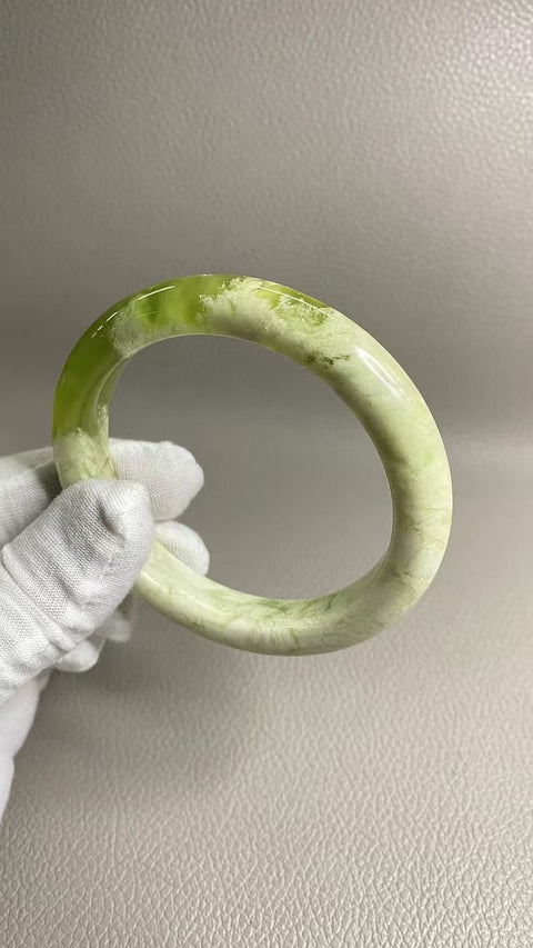 Gelang Gelang Milkcap Titi Giok Hijau Cui Giok Alami Ukuran 63-65mm Ukuran 64.5mm Lebar Samping 11.8mm Giok semuanya terjadi secara alami Pola acak termasuk pajak pengiriman