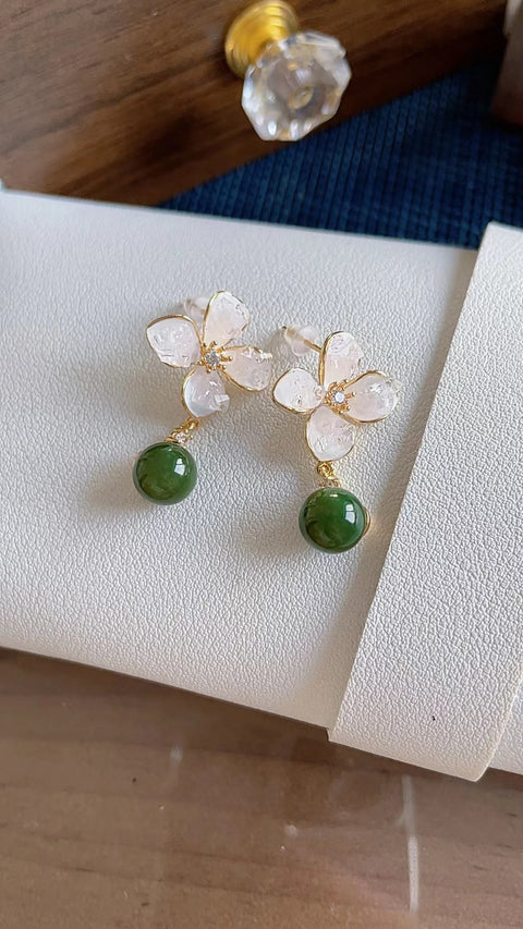 Anting Giok Alami terbuat dari material tambang lama, Ukuran: 8mm. Gratis ongkir dan pajak.