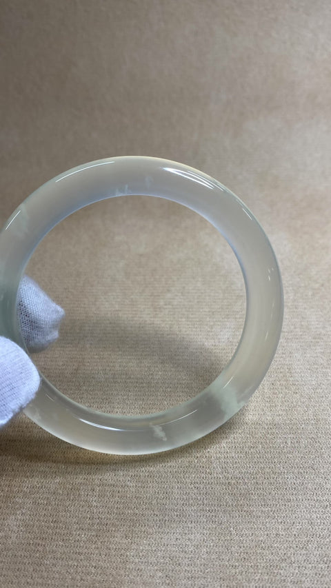 Gelang giok Xiuyan tipe es yang indah – Gelang Badai Salju, dingin dan tembus pandang, Diameter 54,2 mm, lebar tepi 9,5 mm, Semua Batu Terbentuk Secara Alami. Gratia Ongkos Kirim Dan Pajak.