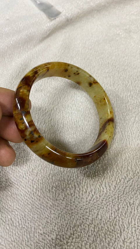 Gelang giok bunga giok Xiuyan yang indah, diameter 60,6mm, lebar 13,5mm, giok dihasilkan secara alami, polanya acak, termasuk pajak pengiriman