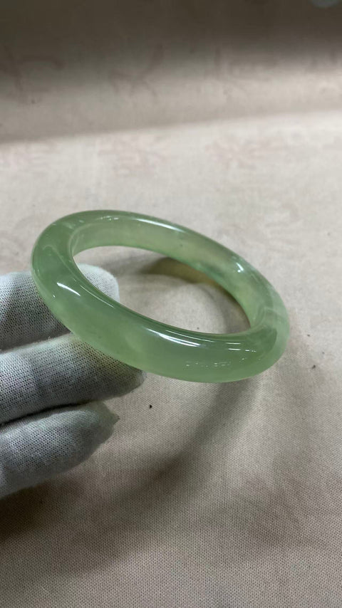 Gelang giok Xiuyan yang indah dengan warna hijau es, diameter 58 mm lebar sisi 11.8 mm. Semua batu terbentuk secara alami, gratis ongkos kirim dan pajak.
