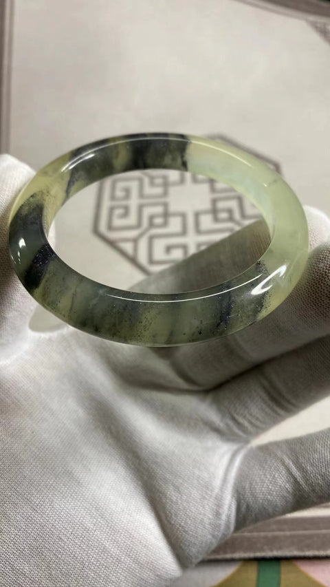 Gelang Tinta Giok Cui Alami dan Gelang Biru Ukuran 57-59mm Ukuran 58.6mm Lebar Sisi 11mm Batu giok semuanya terjadi secara alami Pola-polanya acak Sudah termasuk ongkos kirim dan pajak.