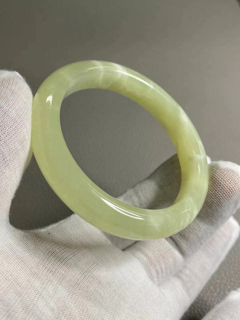 Gelang Bunga Terapung Giok Cui Giok Alami Ukuran 57-59mm Ukuran 58.7mm Lebar 12.3mm Batu gioknya alami dan polanya acak Sudah termasuk pajak pengiriman.