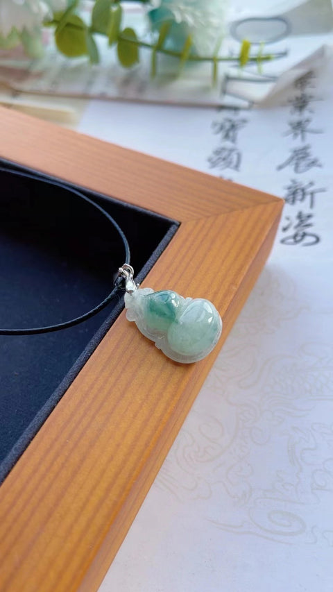 Liontin Labu Jadeite Alami Semua baik-baik saja dengan keberuntungan terbaik Bahan lubang tua Bahan dasar perak 925 tatahan perak halus dan hangat Ukuran 2.1 * 1.5mm Termasuk ongkos kirim dan pajak