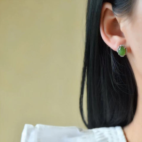 Anting-anting giok alami dengan desain kerawang Giok halus dan hangat, lembab dan bertubuh penuh, penuh gaya dan modis, sudah termasuk pajak pengiriman.