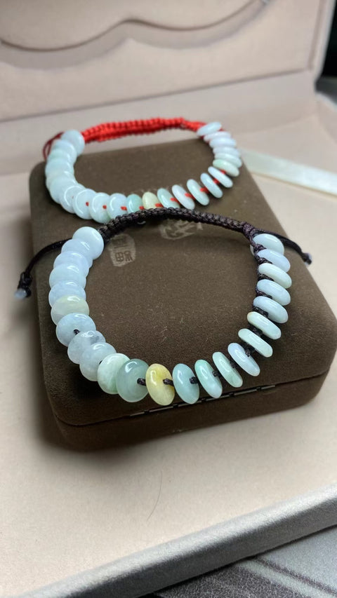 Gelang Gelang Perdamaian dari Batu Giok Alami Tersedia dalam dua warna Batu gioknya bersih, halus dan hangat Gayanya indah, sudah termasuk pajak pengiriman.