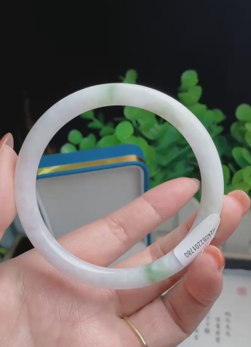 Gelang barang dari batu giok alami Ukuran 56mm & Gelang batu giok memiliki pola yang muncul secara alami secara acak Termasuk pajak pengiriman