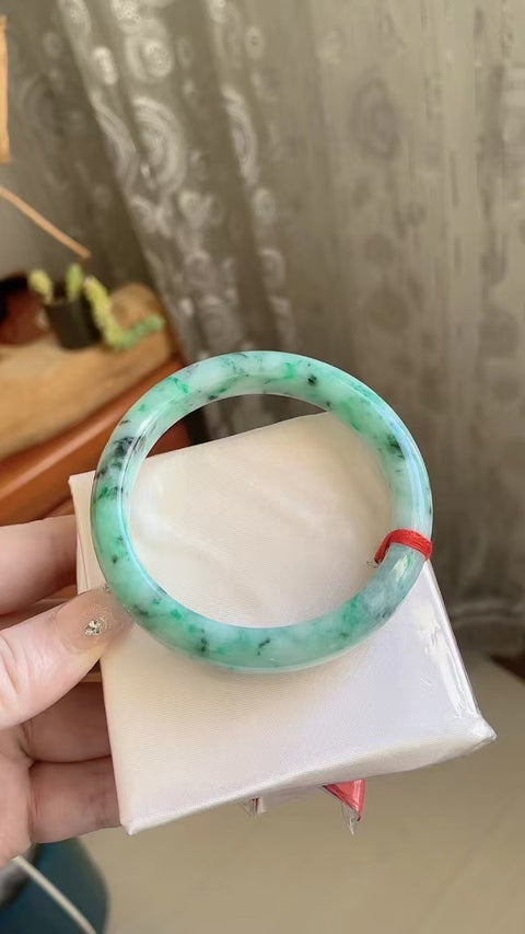 Gelang Jadeite Alami Bahan Pit Tua Dasar yang halus dan hangat Gaya elegan dan elegan Ukuran 59mm Giok terjadi secara alami Pola acak sudah termasuk pajak pengiriman.