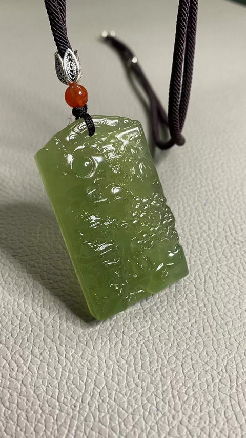 Giok Cui Jade Lansekap Hijau Penuh Giok Cui Jade bersih, halus dan hangat Ukuran 55 * 31mm Sudah termasuk ongkos kirim dan pajak.