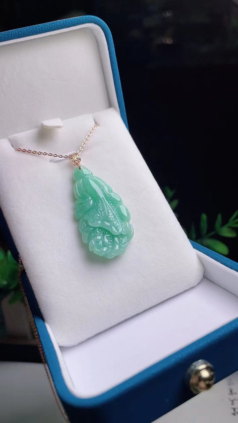 Kalung Kubis Jadeite Alami Pengaturan Emas 18k Ukuran 3.4 * 1.8cm Batu giok halus dan hangat, gaya yang indah sudah termasuk pajak pengiriman.