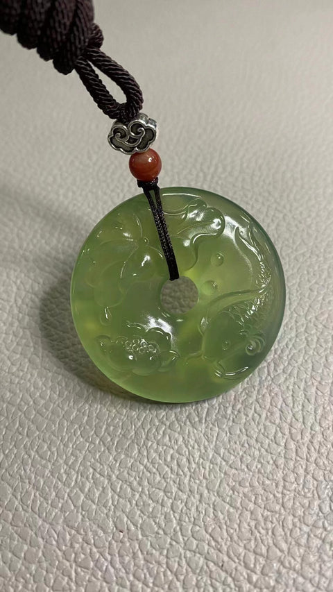 Liontin Air Hijau Es Giok Cui Giok Alami dari Tahun ke Tahun Giok ini bersih, halus dan hangat Ukuran 42.6 * 13.7mm Sudah termasuk ongkos kirim dan pajak.