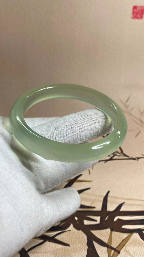 Gelang Hijau Es Giok Cui Giok Halus Ukuran 55-57mm Ukuran 56.5mm Lebar Sisi 10.6mm Giok terjadi secara alami Pola acak Pengiriman dan pajak sudah termasuk.