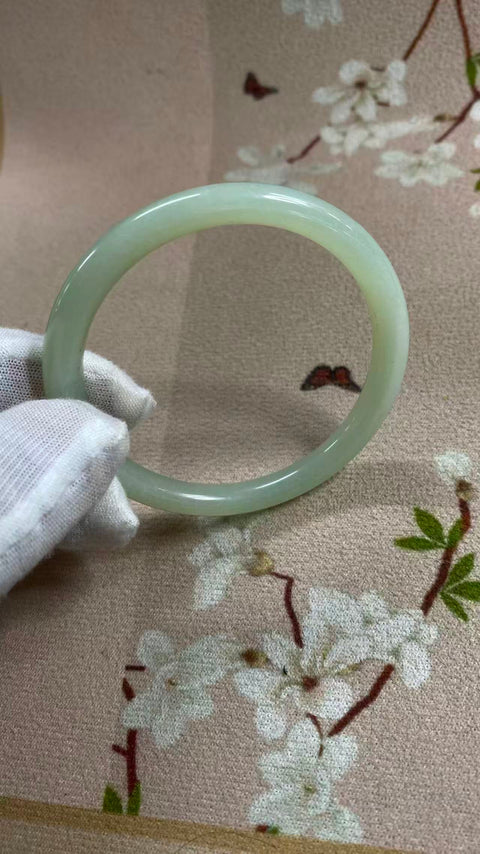 Gelang kecantikan giok Xiuyan yang indah, diameter dalam: 54, batu alam dihasilkan secara alami, polanya acak, termasuk pajak pengiriman