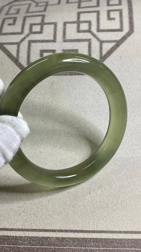 Gelang Es Giok Cui Giok Abu-Abu Alami Ukuran 61-63mm Ukuran 62.1mm Lebar Sisi 11.6mm Giok ini terbentuk secara alami dan polanya acak Sudah termasuk pajak pengiriman.