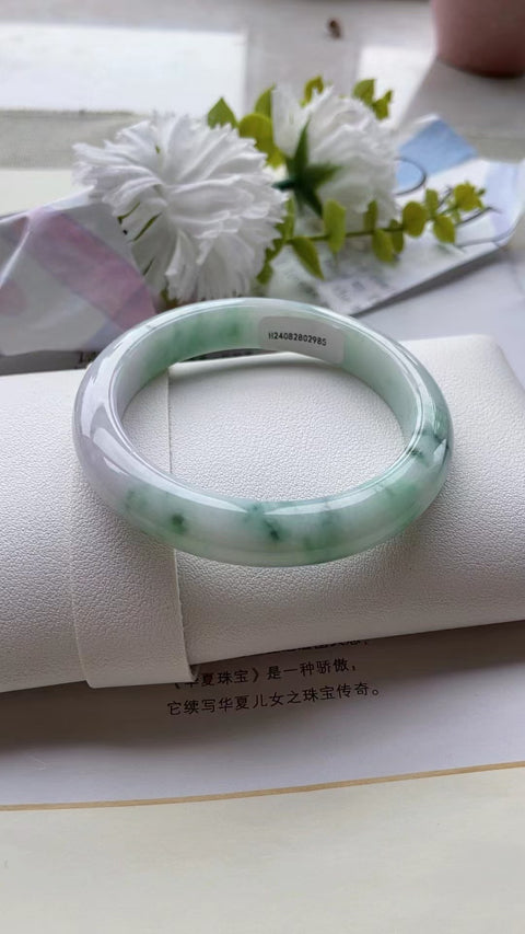 Gelang barang dari batu giok alami Bahan lubang tua Kepala air penuh dengan pola yang indah Ukuran 57mm Batu giok secara alami memiliki pola yang acak Termasuk pajak pengiriman