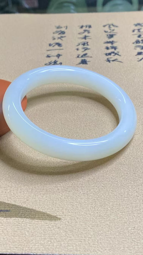 Gelang Cahaya Bulan Putih Giok Cui Giok Alami Ukuran 58-60mm Ukuran 59.5mm Lebar Sisi 11.9mm Giok semuanya terjadi secara alami Pola acak termasuk pajak pengiriman