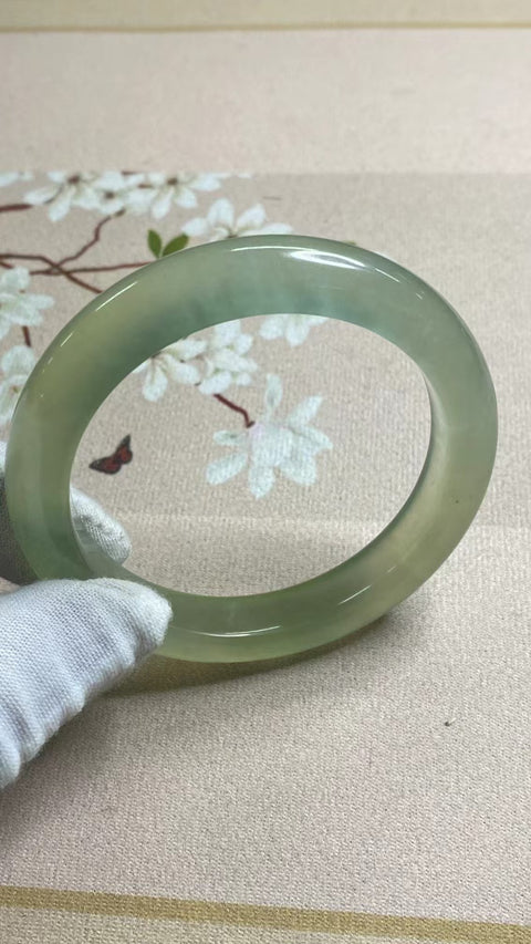 Gelang Bunga Terapung Batu Giok Cui Jade Es Hijau Ukuran 59-61mm Ukuran 60.5mm Batu giok ini terbentuk secara alami dan polanya acak Sudah termasuk pajak pengiriman.