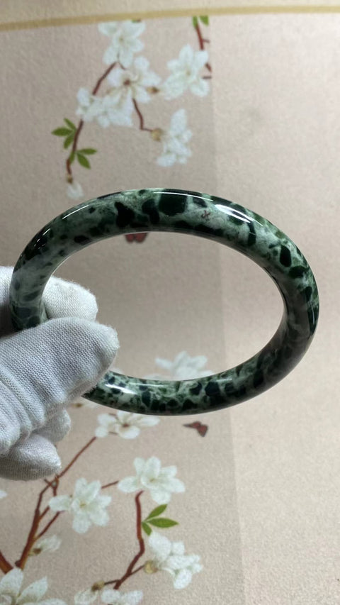 Gelang Giok Cui Giok Tua Ukuran 62-64mm Ukuran 63.5mm Lebar Sisi 11mm Giok ini semuanya terjadi secara alami Pola acak & sudah termasuk pajak pengiriman