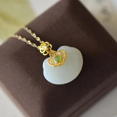 3399-2 Kalung Kunci Ruyi Giok Hetian Giok Alami yang terbuat dari perak 925 Ukuran 18 * 24mm Giok halus dan hangat, gaya yang indah Sudah termasuk pajak pengiriman.