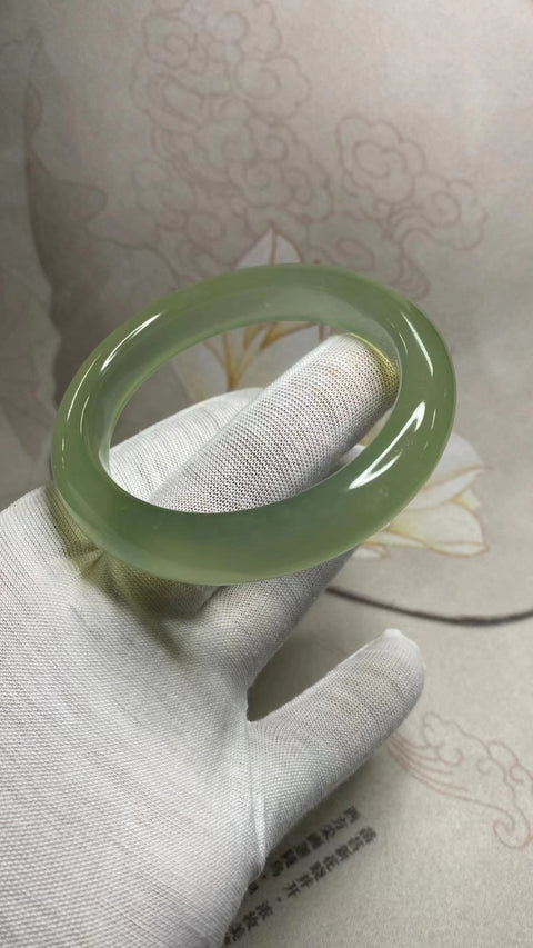 Gelang Giok Cui Giok Alami Es dan Air Ukuran 57-59mm Ukuran 58mm Lebar Sisi 12.7mm Giok ini terbentuk secara alami dan polanya acak Sudah termasuk pajak pengiriman.