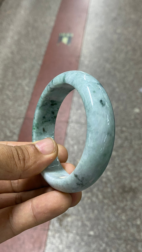 Gelang giok kelas A yang indah, bunga mengambang hijau pedas, sangat indah dalam kehidupan nyata, sangat hemat biaya, diameter 60mm, lebar sisi 16,8, batu alam dihasilkan secara alami, polanya acak, termasuk pengiriman dan pajak