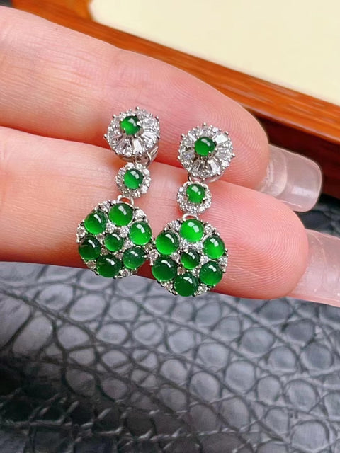 Anting-anting batu giok Guatemala alami yang terbuat dari perak 925. Batu gioknya bersih dan halus, indah dan bergaya.