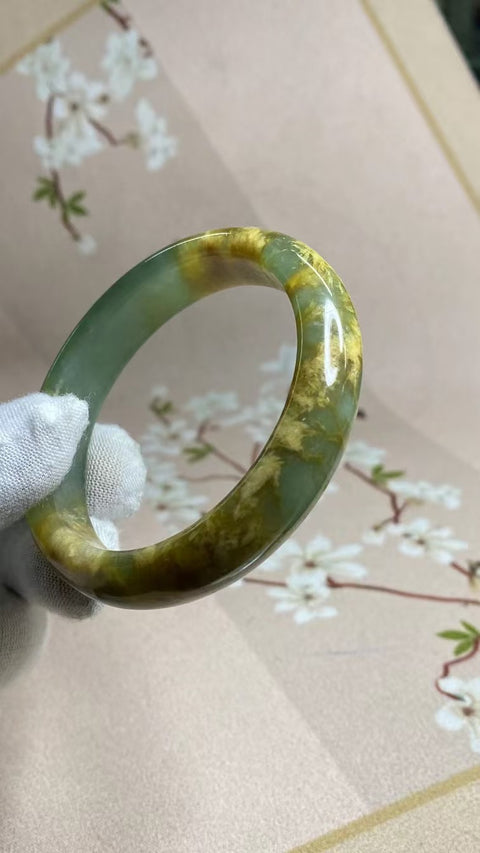 Gelang Giok Bunga Giok Cui Giok Alami Ukuran 53-55mm Ukuran 54.1mm Lebar Sisi 13.1mm Giok terjadi secara alami Pola acak Pengiriman dan pajak sudah termasuk.