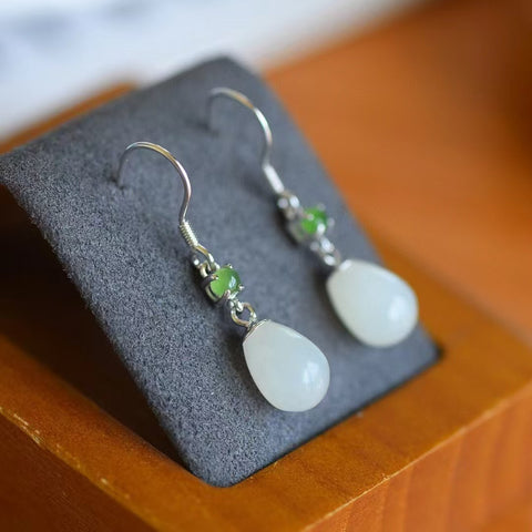 2144 Anting Giok Hetian Alami dari 925 Perak & Ukuran 6 * 8mm Sudah termasuk pajak pengiriman.
