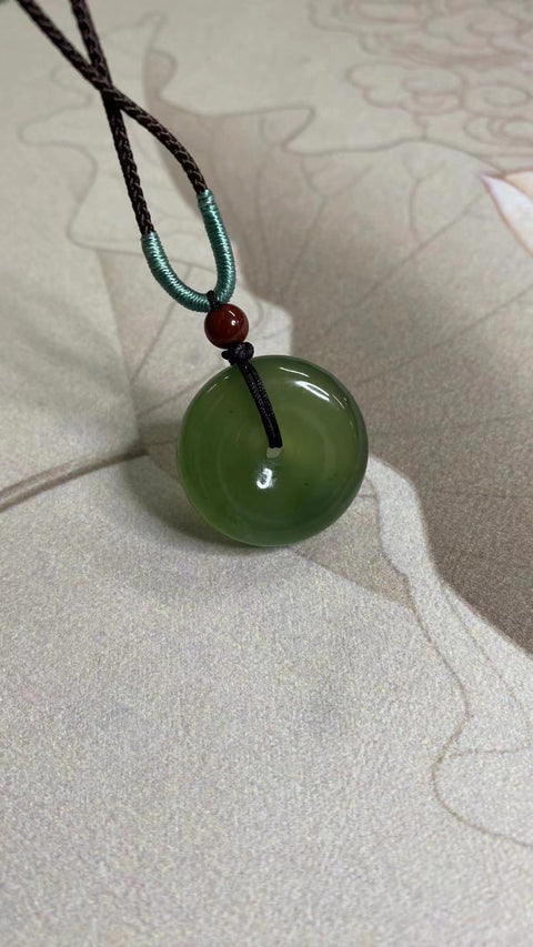 Liontin Perdamaian Giok Alami Ukuran 24.5 * 9.2mm Harga terendah Giok baik-baik saja dan hangat Termasuk pajak pengiriman.