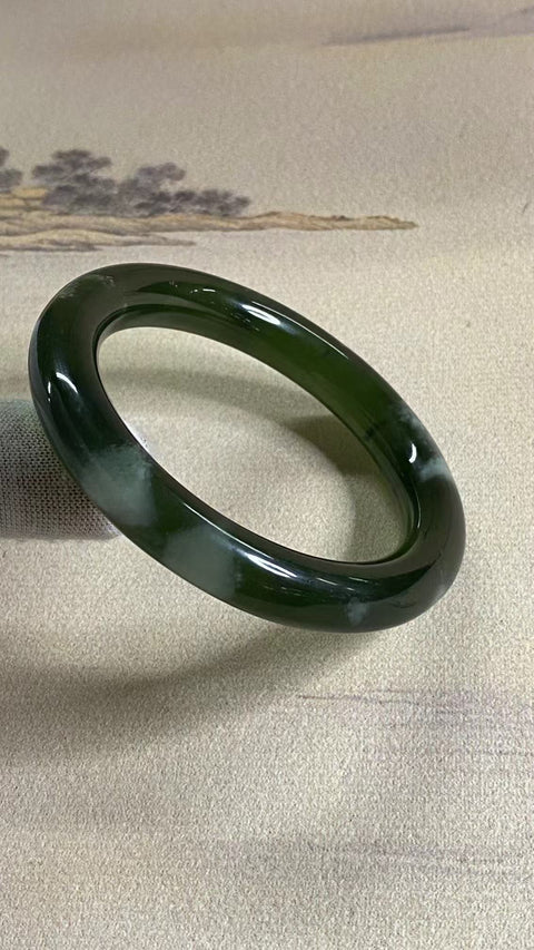 Gelang Bahan Fine Cui Jade 180 Ukuran Gelang 53-55mm Ukuran 54.8mm Lebar 10.3mm Batu giok terbentuk secara alami Pola acak Sudah termasuk pajak pengiriman.