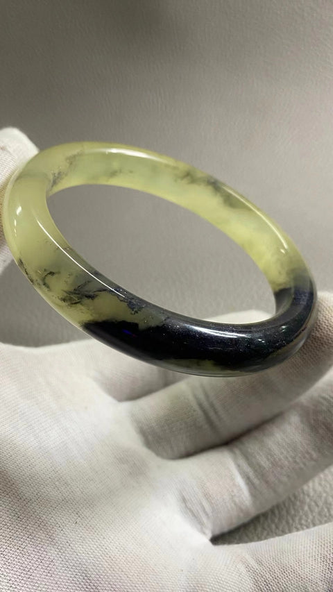 Gelang Lukisan Pemandangan Giok Cui Alami Ukuran 61-63mm Ukuran 62.5mm Lebar Sisi 12.3mm Batu giok ini memiliki pola yang muncul secara alami dan acak.