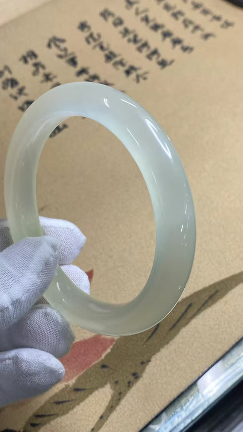 Gelang Cahaya Bulan Putih Giok Cui Giok Alami Ukuran 62-64mm Ukuran 63.3mm Lebar Samping 11.4mm Giok semuanya terjadi secara alami Pola acak termasuk pajak pengiriman