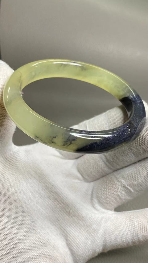 Gelang Lukisan Pemandangan Giok Cui Alami Ukuran 61-63mm Ukuran 62.7mm Lebar Sisi 12.2mm Batu giok semuanya terjadi secara alami Pola acak termasuk pajak pengiriman